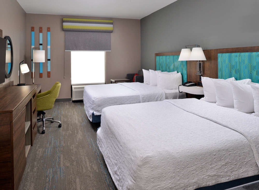 Room, 2 Queen Beds, Refrigerator & Microwave - Photo 4