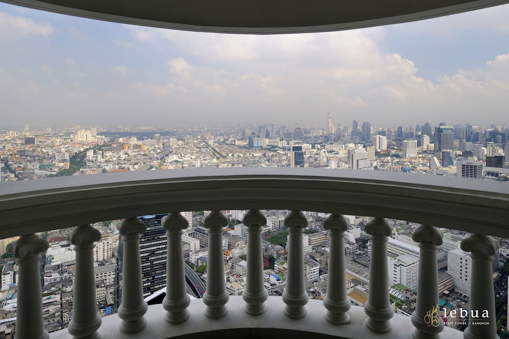 Tower Club Suite City View with Lounge and Drink at Sky Bar thumbnail 6