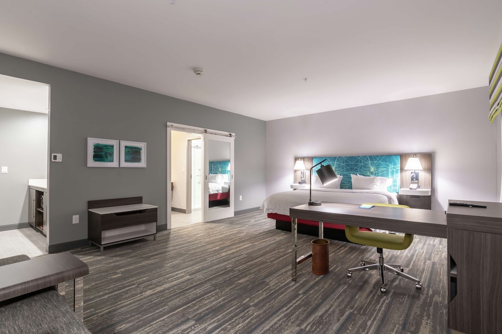 Suite, 1 King Bed, Accessible, Bathtub photo 1