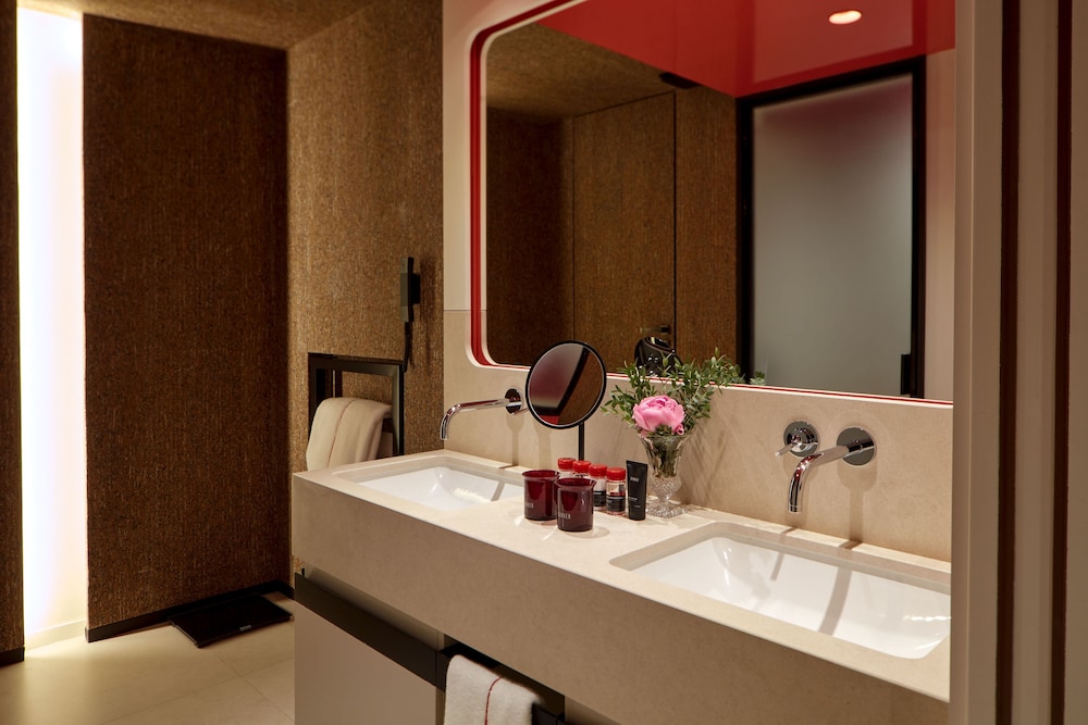 Deluxe Room, 1 Queen Bed, Pool Access photo 2
