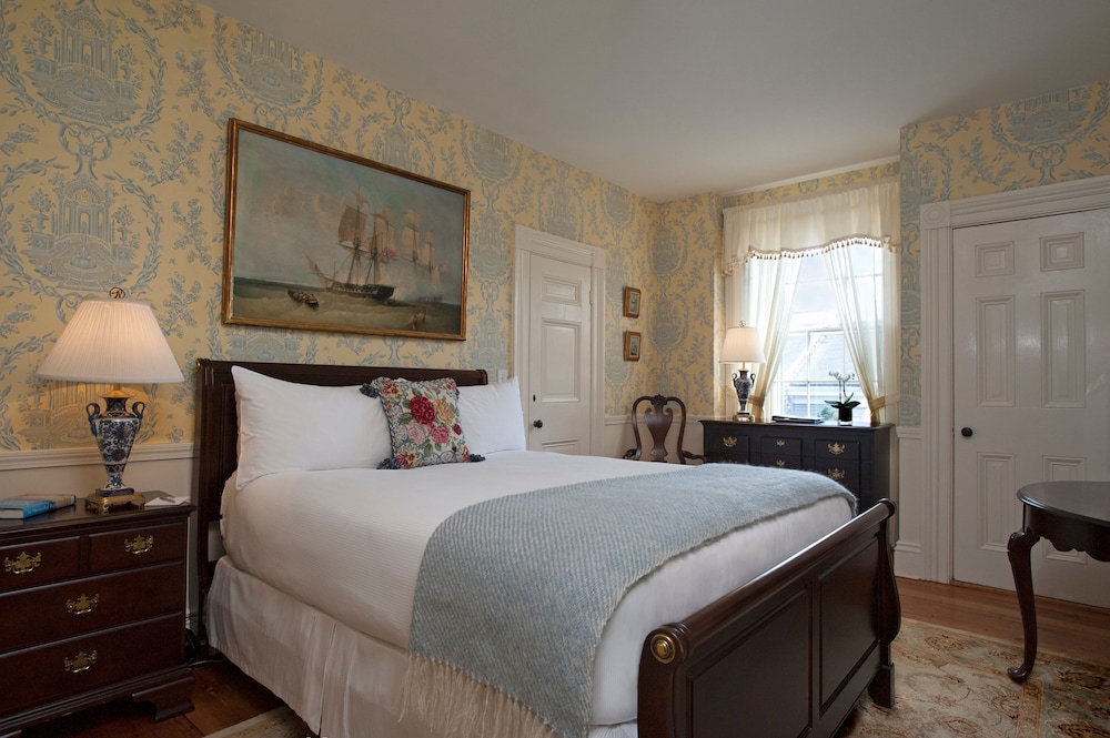 Queen Guest Room - Main Building