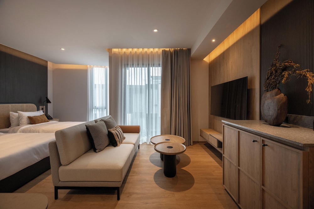 Signature Twin Room, Balcony, Courtyard View photo 2