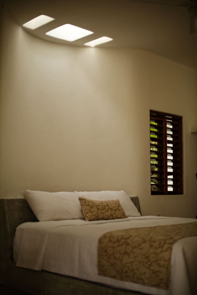 Luxury Room, 1 King Bed, Private Bathroom photo 3