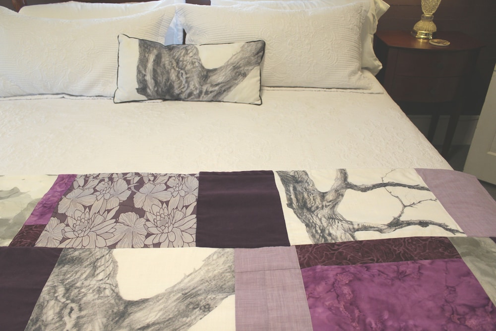 Unicoi Queen Room photo 3