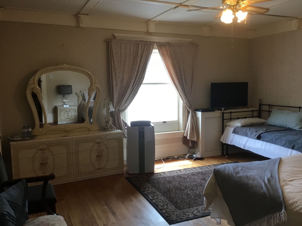 Honeymoon Suite, 1 King Bed with Sofa bed, Non Smoking, Garden View photo 2
