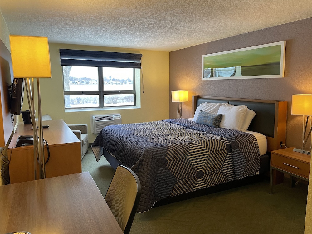 Room, 1 King Bed, Mobility Accessible photo 1
