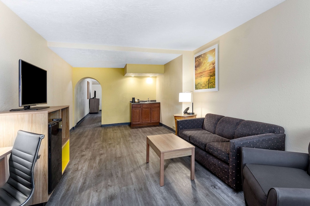 Deluxe Suite, 1 King Bed, Non Smoking - Photo 2