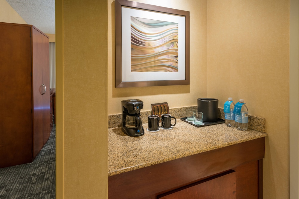 Room, 1 King Bed (Hearing Accessible) - Photo 1
