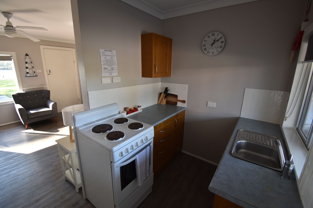 Comfort Apartment, 2 Bedrooms, River View (Unit 4) photo 3