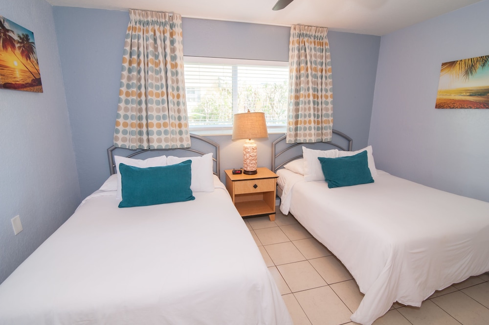 Deluxe 1-Bedroom Two Queen Bed w/ Kitchen & Sofa Bed photo 2