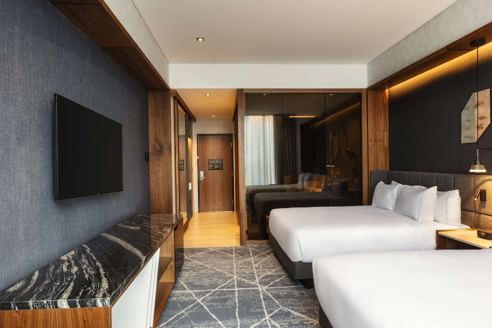 Club Room, 2 Queen Beds - Photo 5