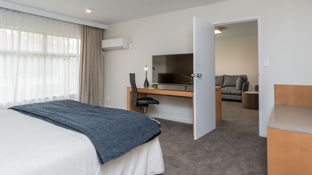 Suite, King Bed - Photo 2