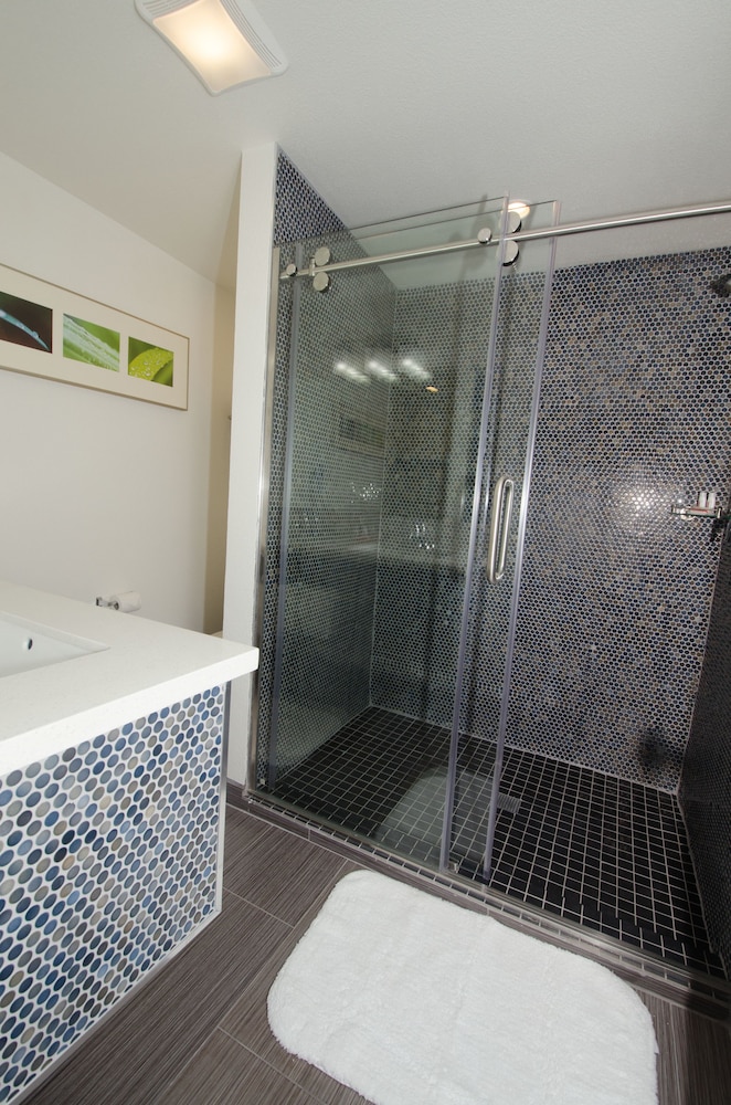 Exclusive Suite, 1 King Bed, Patio, Poolside - Photo 6