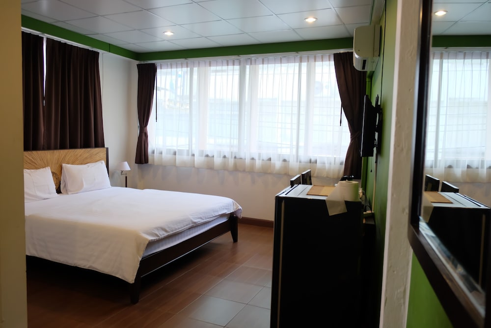 Corner Room photo 2