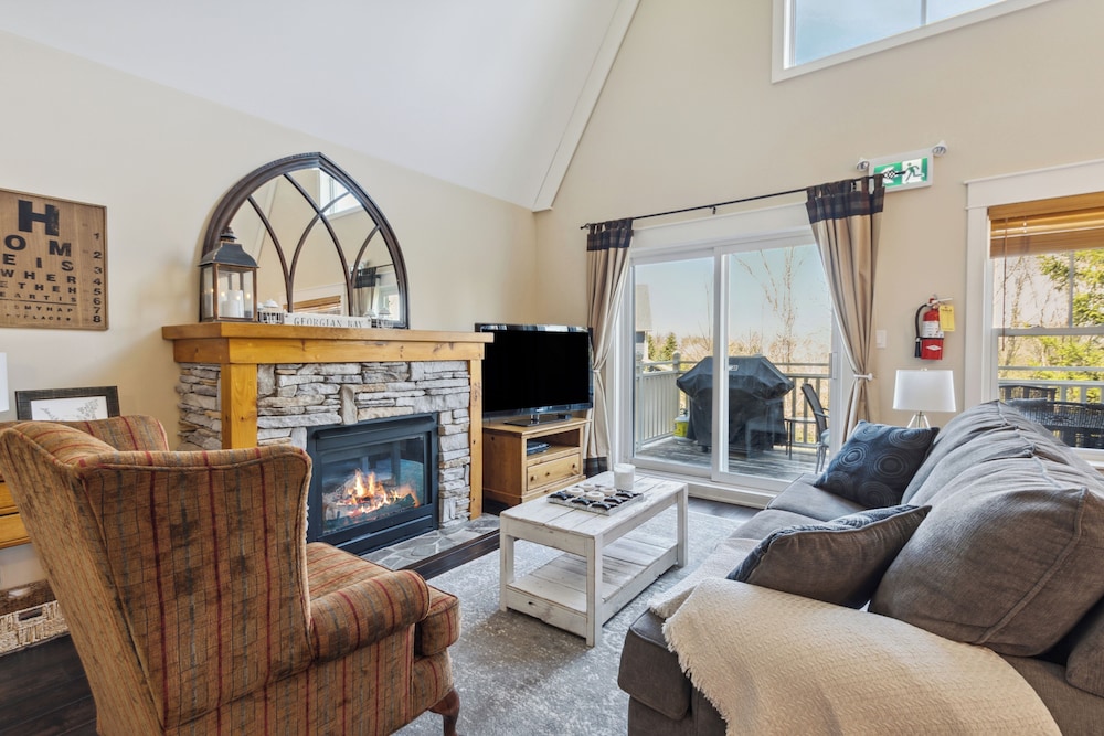 Signature Townhome, 2 Bedrooms (225 Snowbridge - Pet Friendly) photo 1