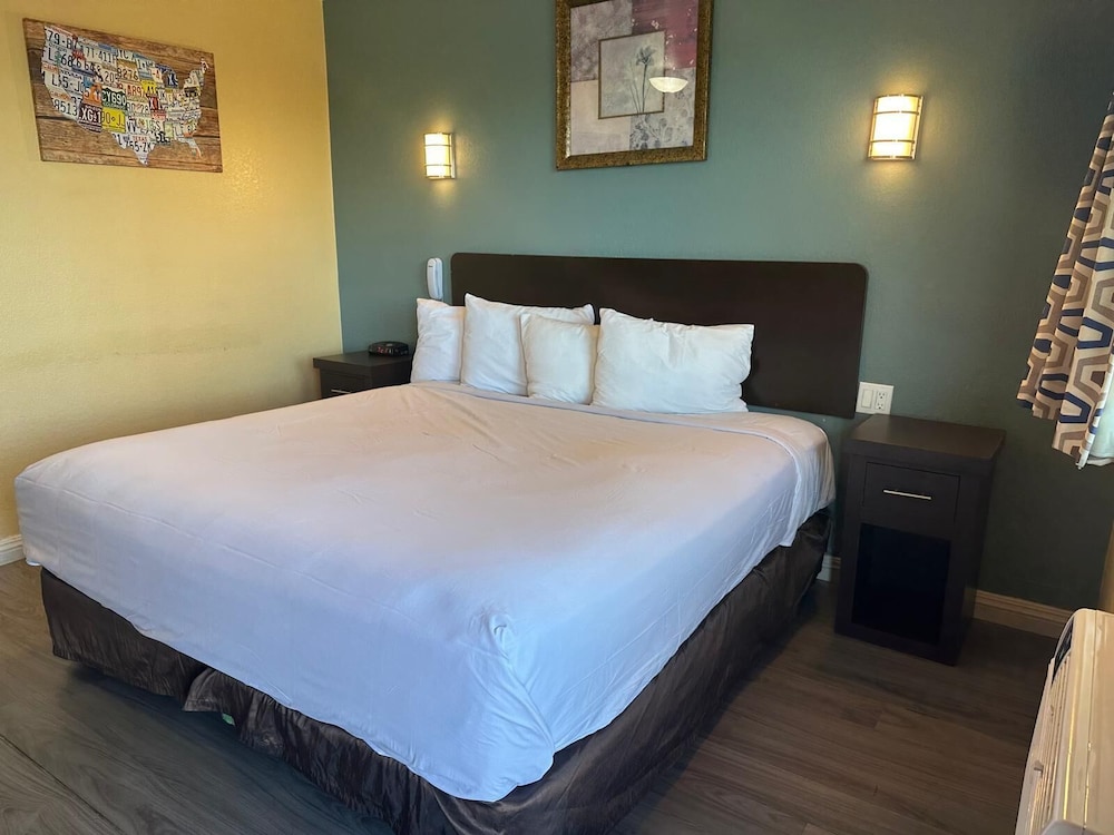 King Bed Accessible Non-Smoking photo 2