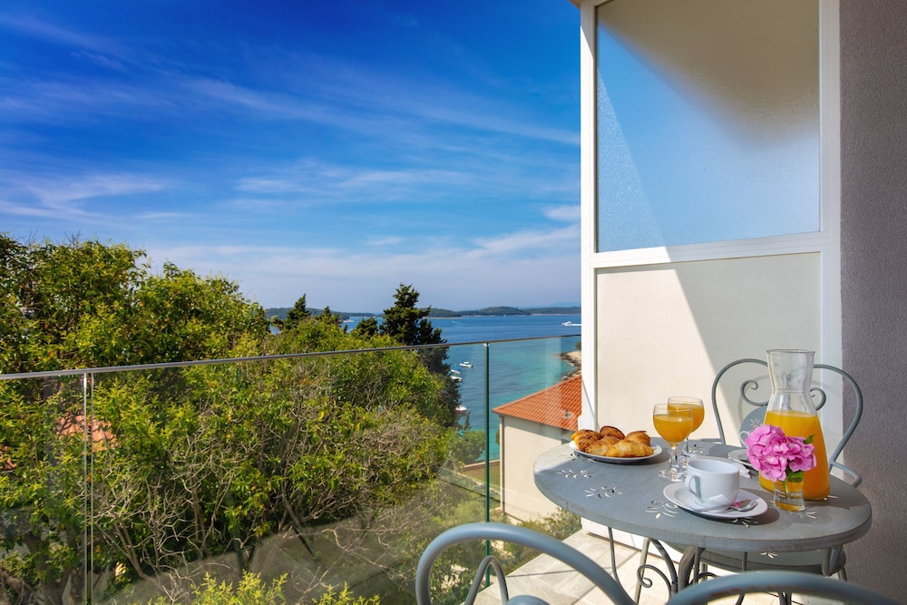Standard Suite, 1 Bedroom, Sea View photo 2