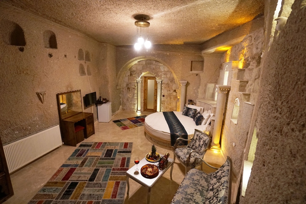 Queen Suite - Photo 1