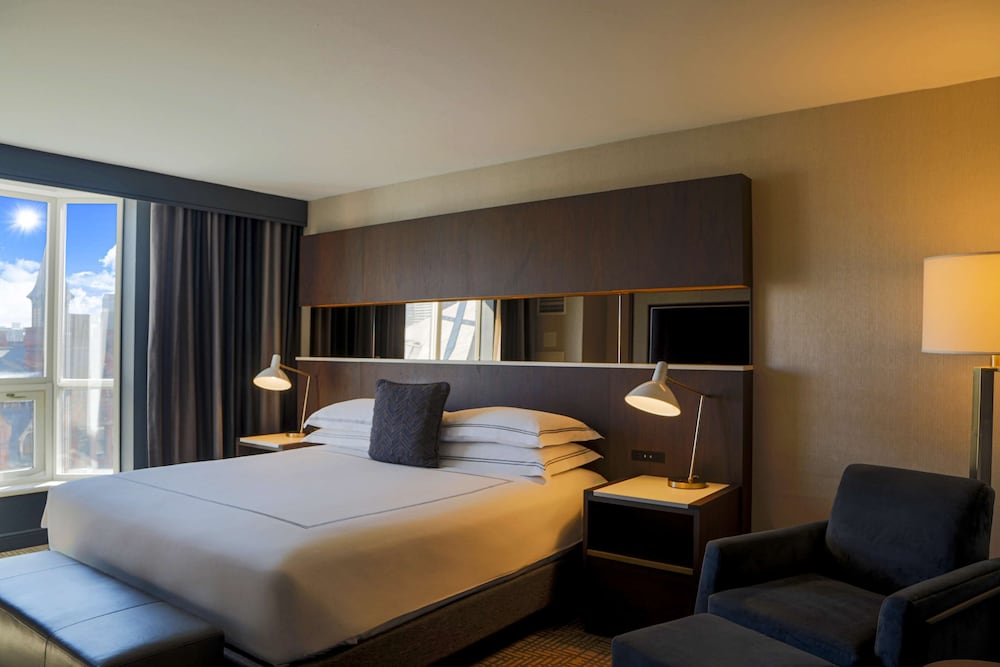 Suite, 1 King Bed (Royal Suite King) thumbnail 5