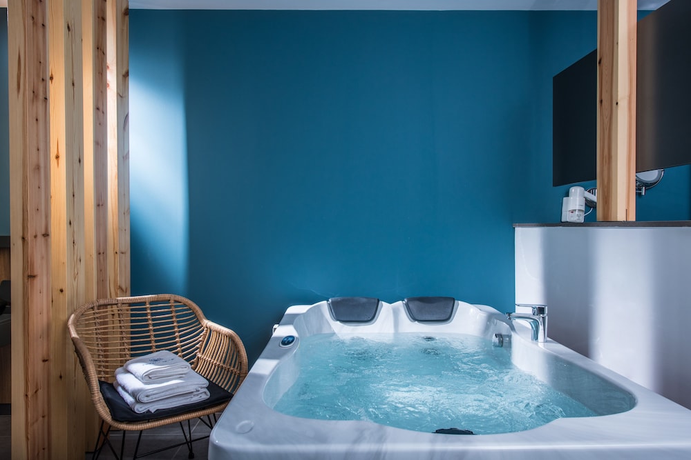 Superior Room with Indoor Jacuzzi photo 2