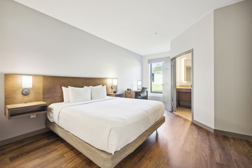 Standard Room, 1 King Bed - Photo 4