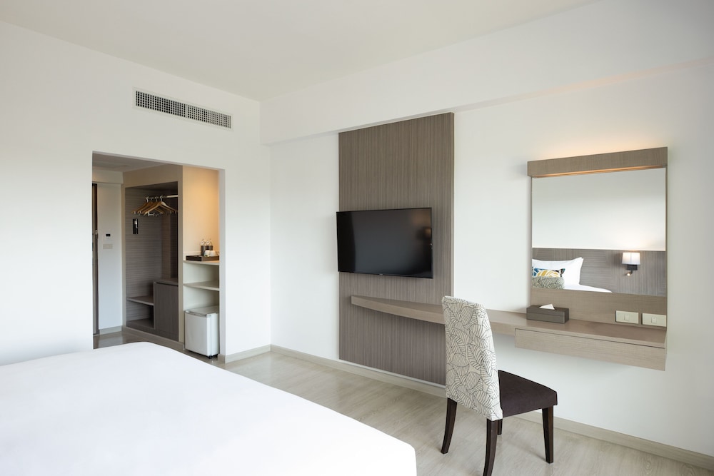 Superior Room, 1 King Bed - Photo 4