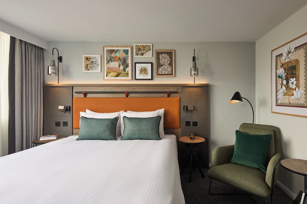 Premium Room, 1 King Bed photo 2
