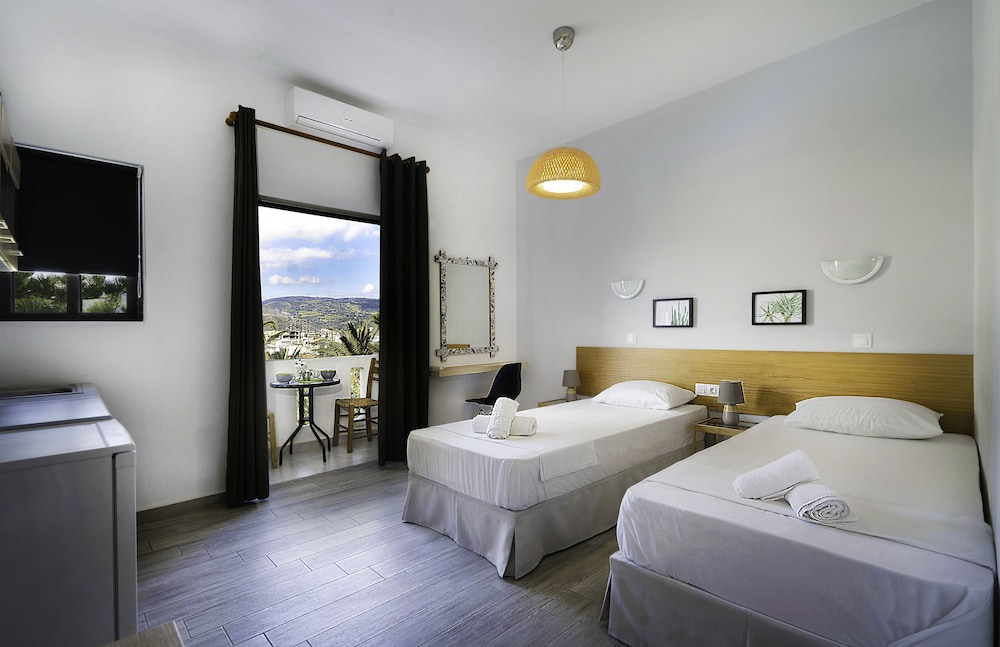 Basic Double or Twin Room, Partial Sea View photo 3