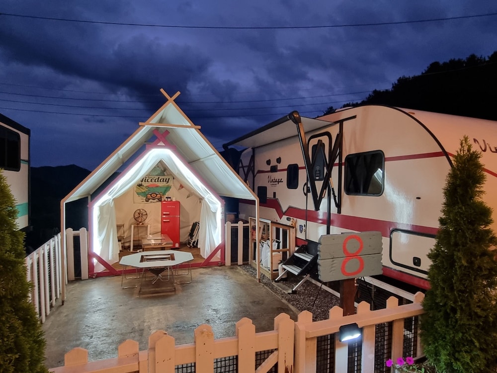 Basic Room, 1 Bedroom (Caravan USA 9) - Photo 7