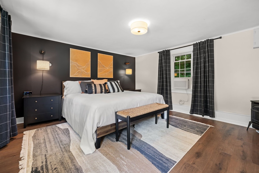 Classic Room, 1 King Bed, Non Smoking