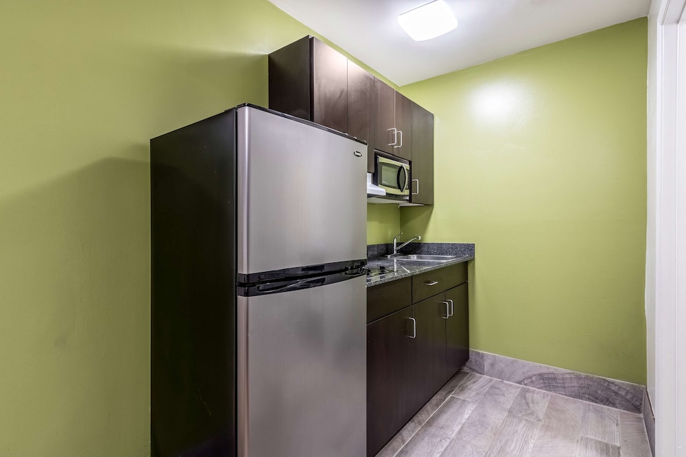Deluxe Room, 1 Queen Bed, Non Smoking, Kitchenette - Photo 2