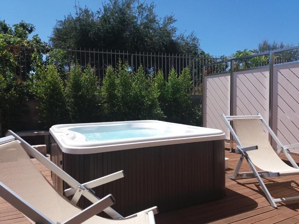 Junior Double Room, Jetted Tub