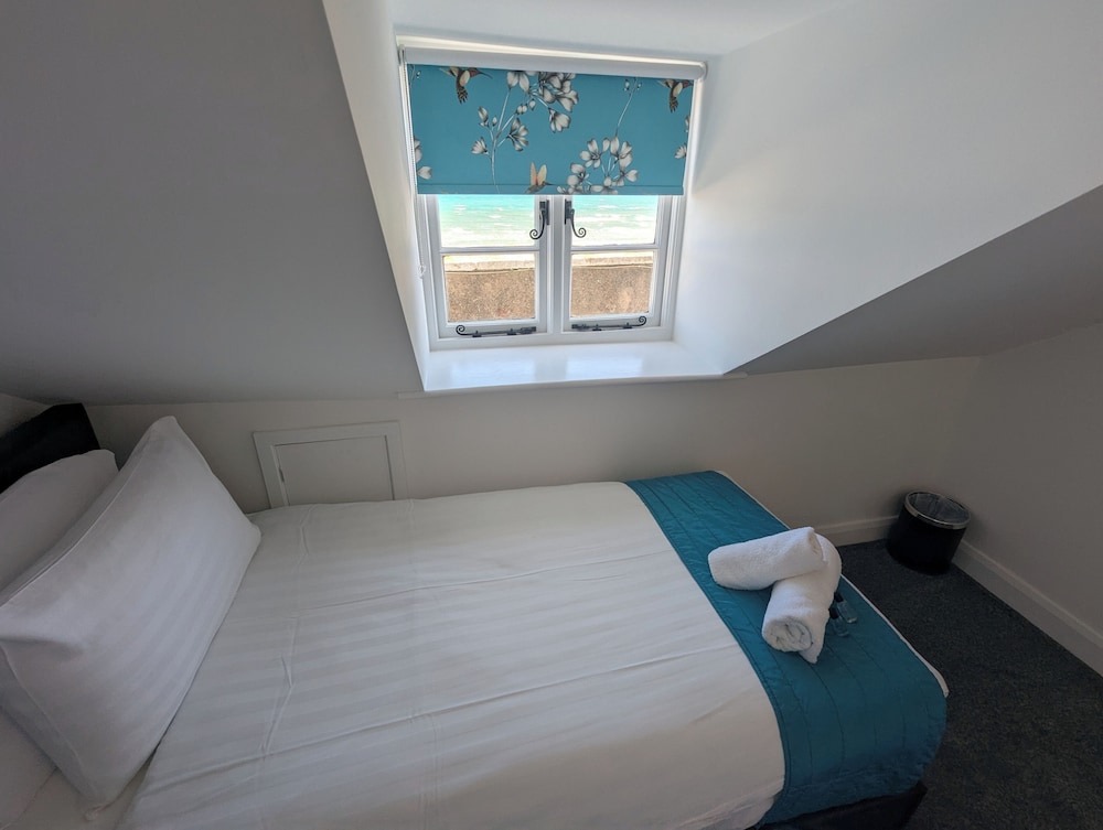 Attic Triple, Sea View - Photo 7