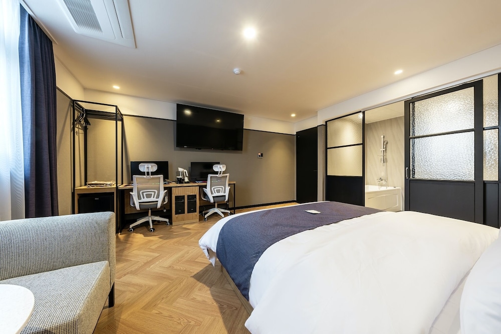 Premium Room - Photo 7