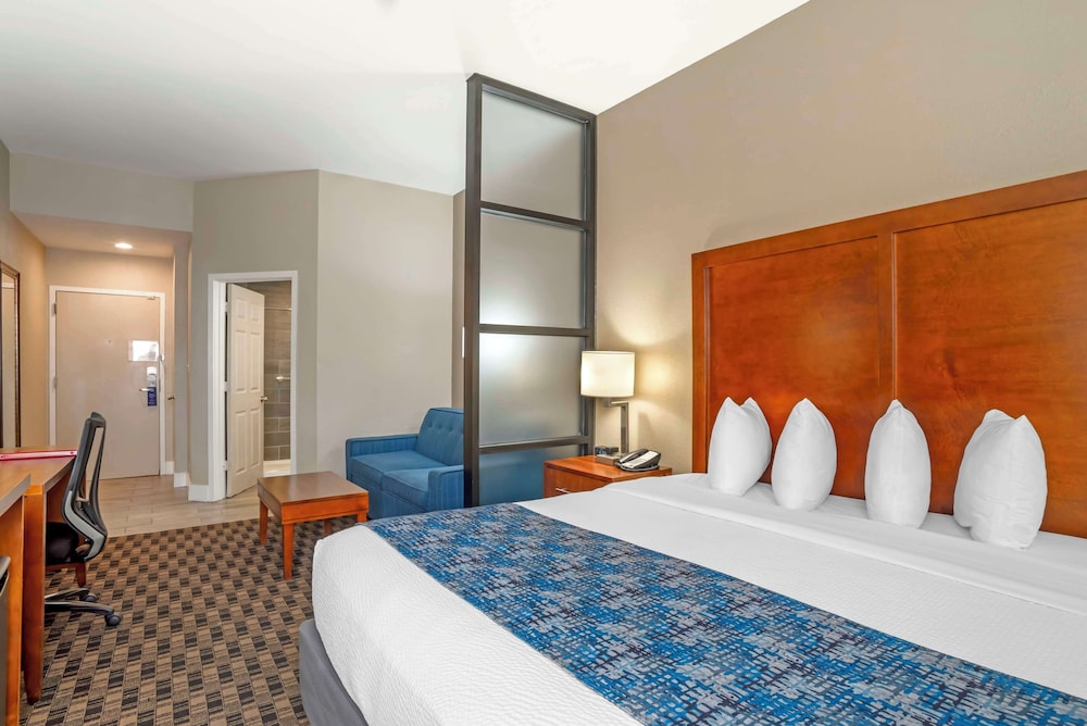 Suite, 1 Queen Bed, Non Smoking, Refrigerator & Microwave (with Sofabed) - Photo 2