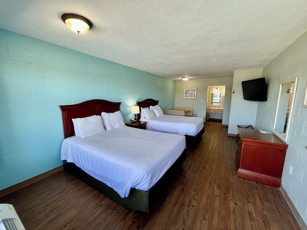 Standard Room, 2 Queen Beds, Microwave (2QQ MICROWAVE) (DOG FRIENDLY) photo 1