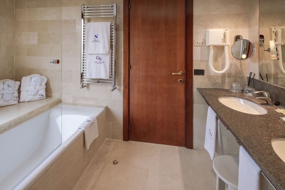 Premium Double Room Single Use - Photo 9