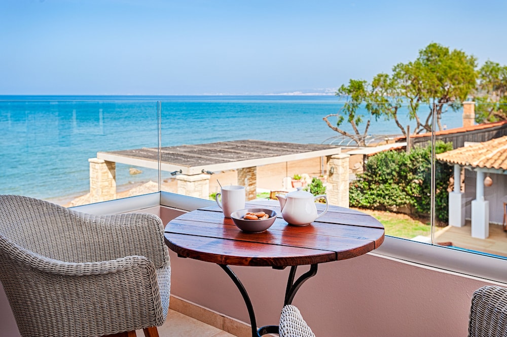 Apartment, 2 Bedrooms, Beachfront photo 1