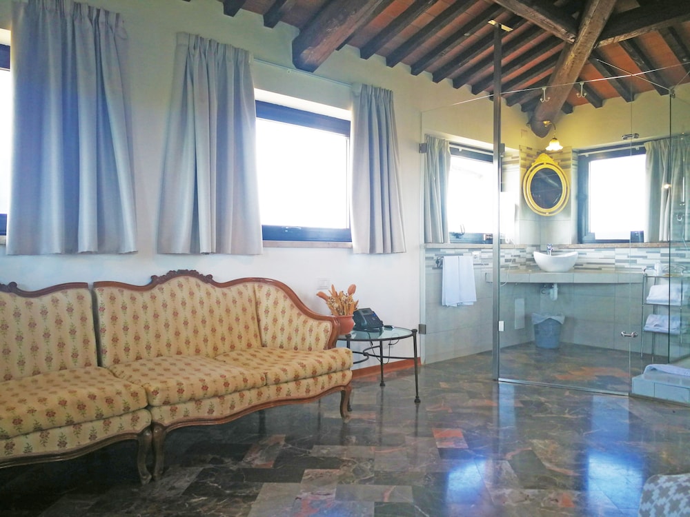 Suite, Hill View photo 3