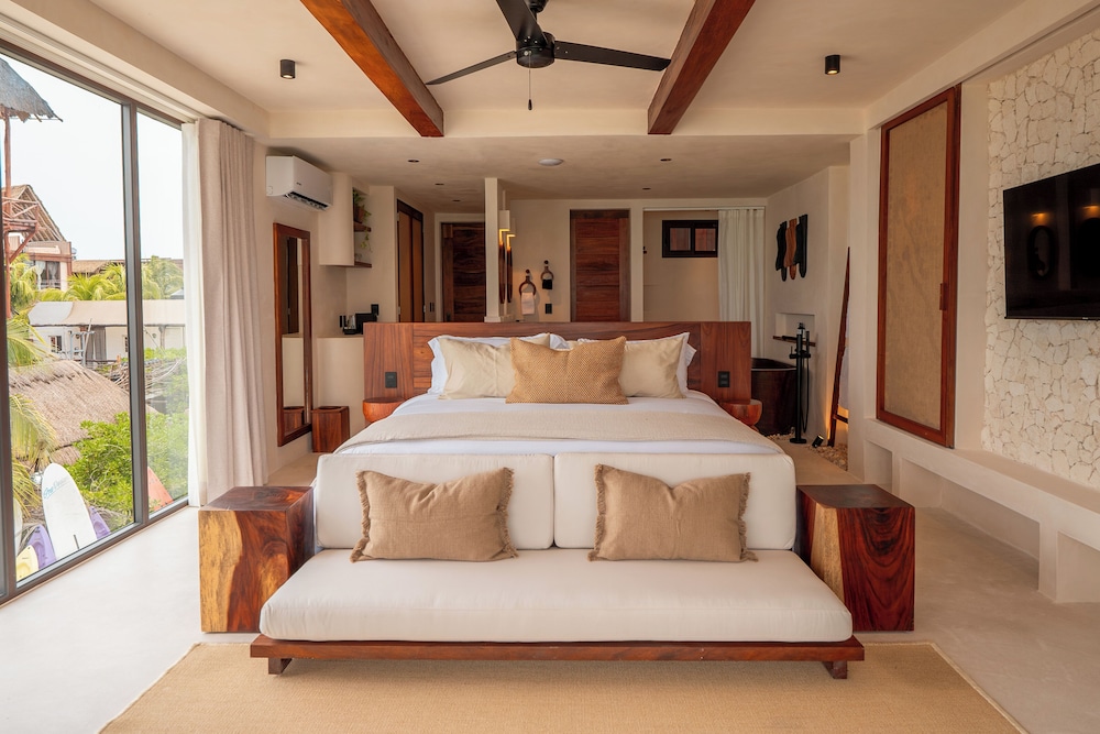 Deluxe Studio Suite, 1 King Bed, Sea View