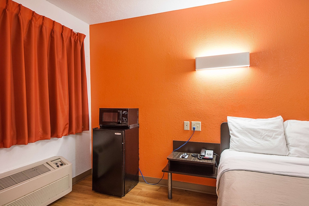 Standard Room, 1 King Bed, Non Smoking, Refrigerator & Microwave - Photo 3