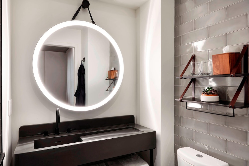 Room, 1 Queen Bed (Mobility Accessible, Roll-In Shower) thumbnail 6