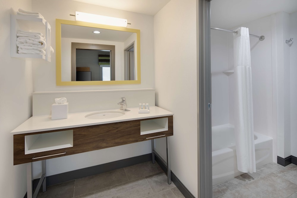Suite, 1 King Bed, Accessible - Photo 2