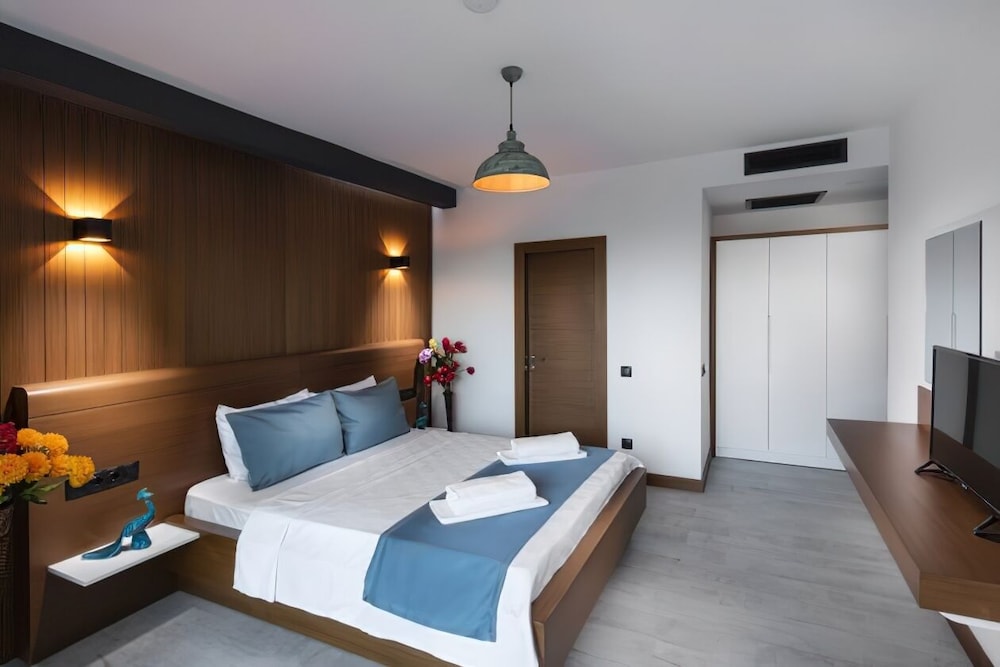 Deluxe Double Room, 1 Queen Bed, Pool View