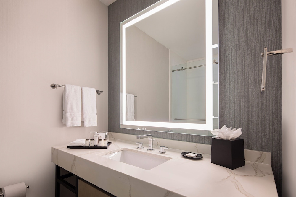 Traditional King Room - Hearing Accessible