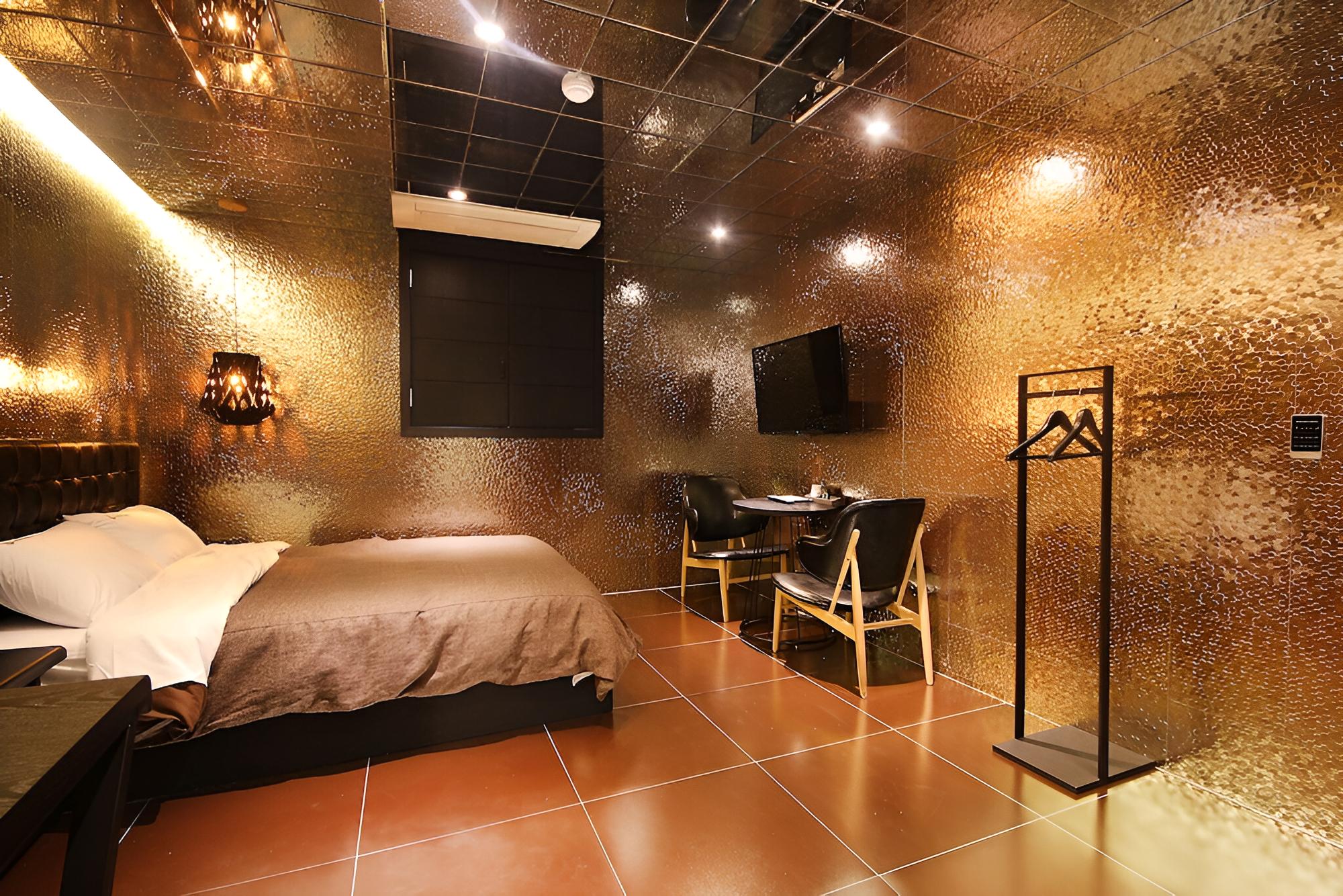 Room (VIP * massage chair*(Netflix viewable) - Photo 3