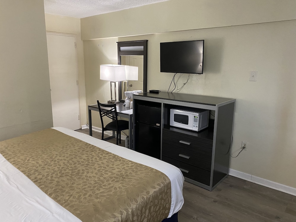 Standard Room, 1 King Bed, Non Smoking - Photo 8