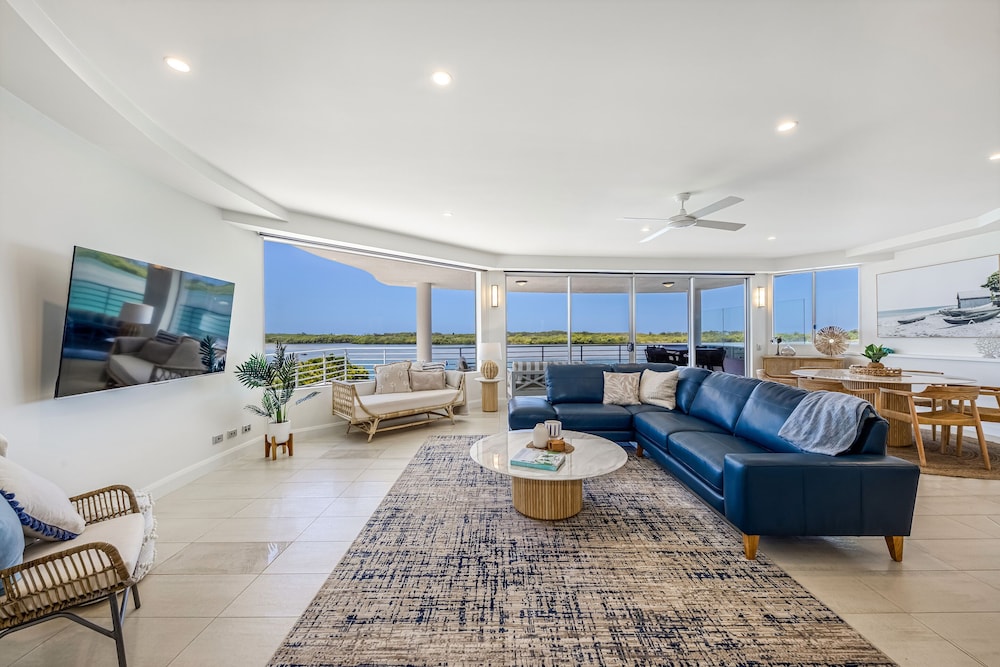 3 Bedroom Luxury Waterfront Apartment photo 1