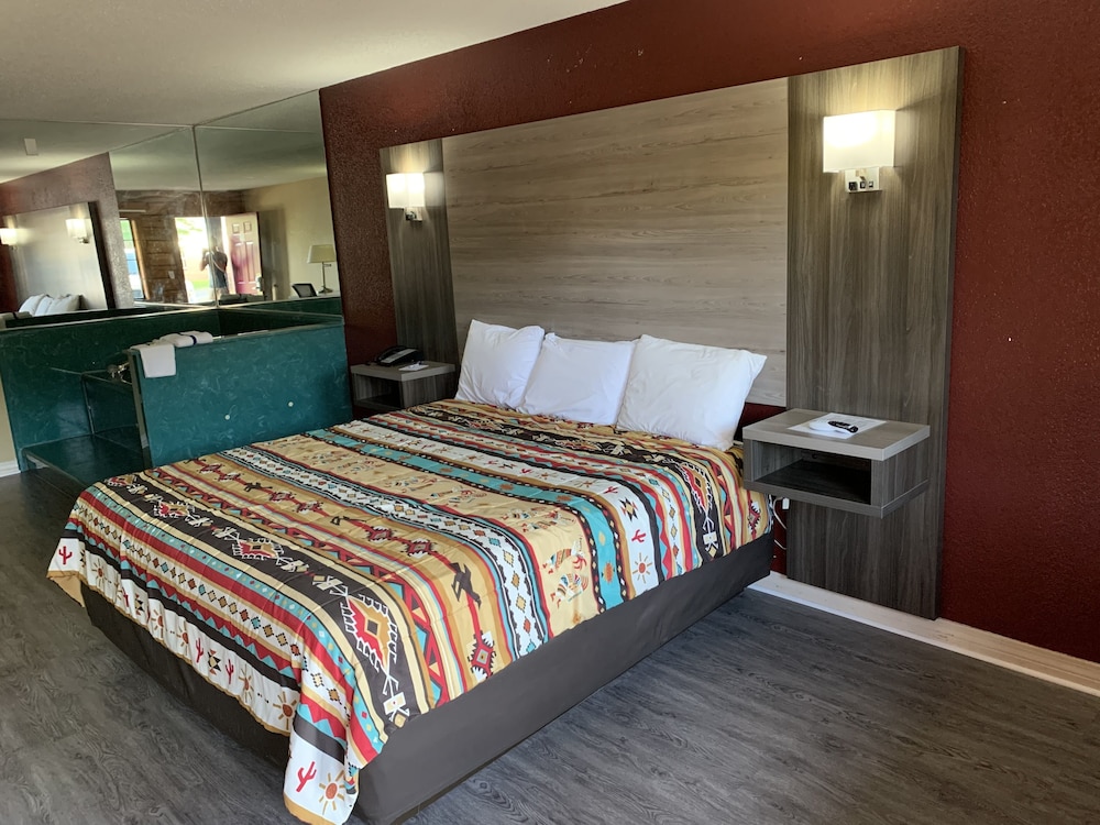 Room, 1 King Bed, Jetted Tub photo 1