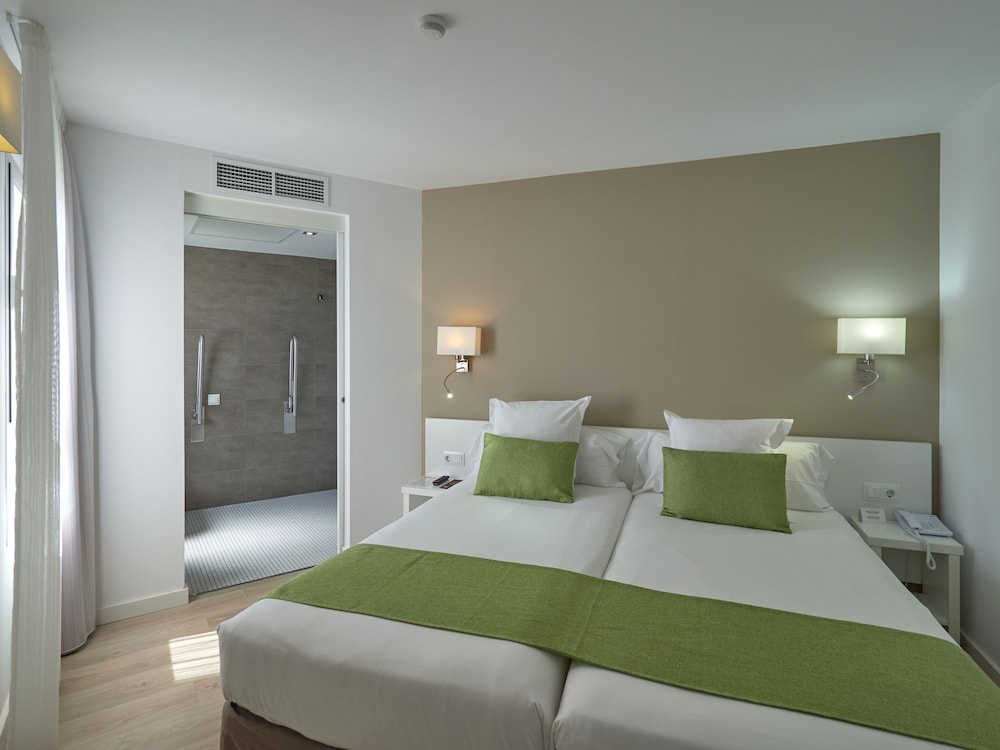 Standard Twin Room - Photo 8